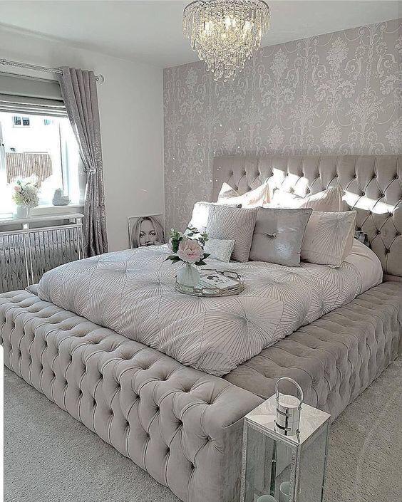 Lit double ultra-capitonné en velours - Luxe et confort absolu