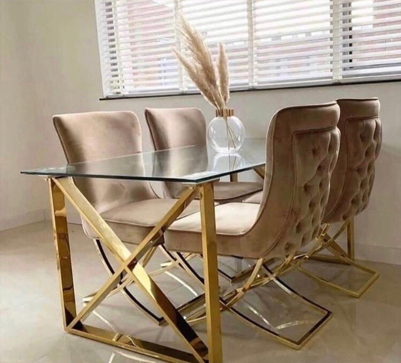 Ensemble table à manger en verre et chaises en velours doré - Luxe et raffinement