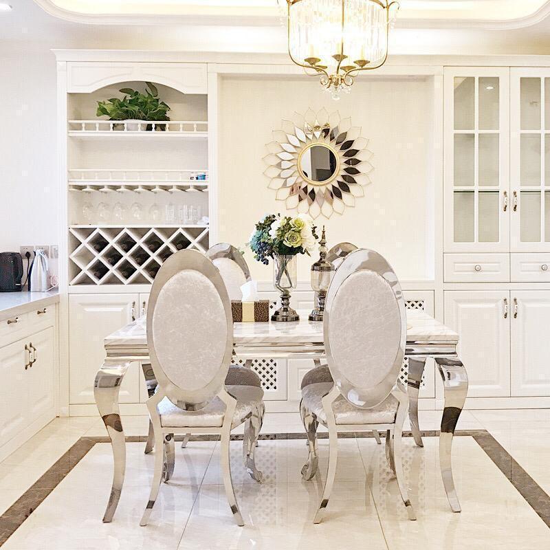 Ensemble table à manger effet marbre et chaises médaillon en velours argenté - Élégance classique