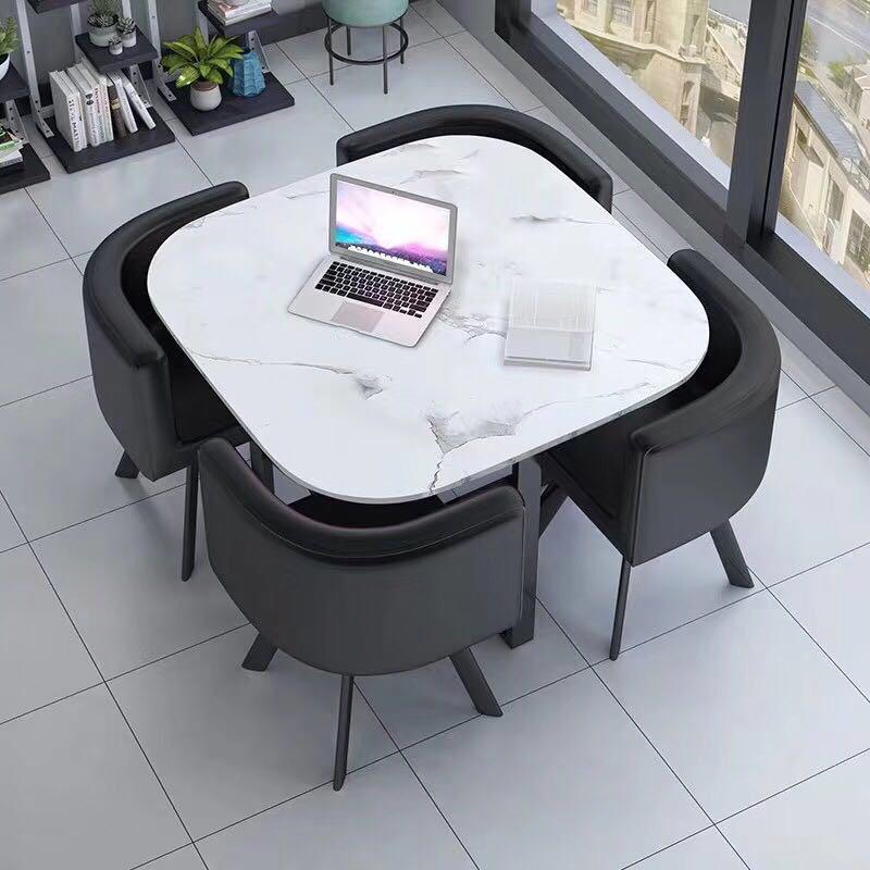 Ensemble table à manger compacte effet marbre et chaises en cuir noir - Design moderne