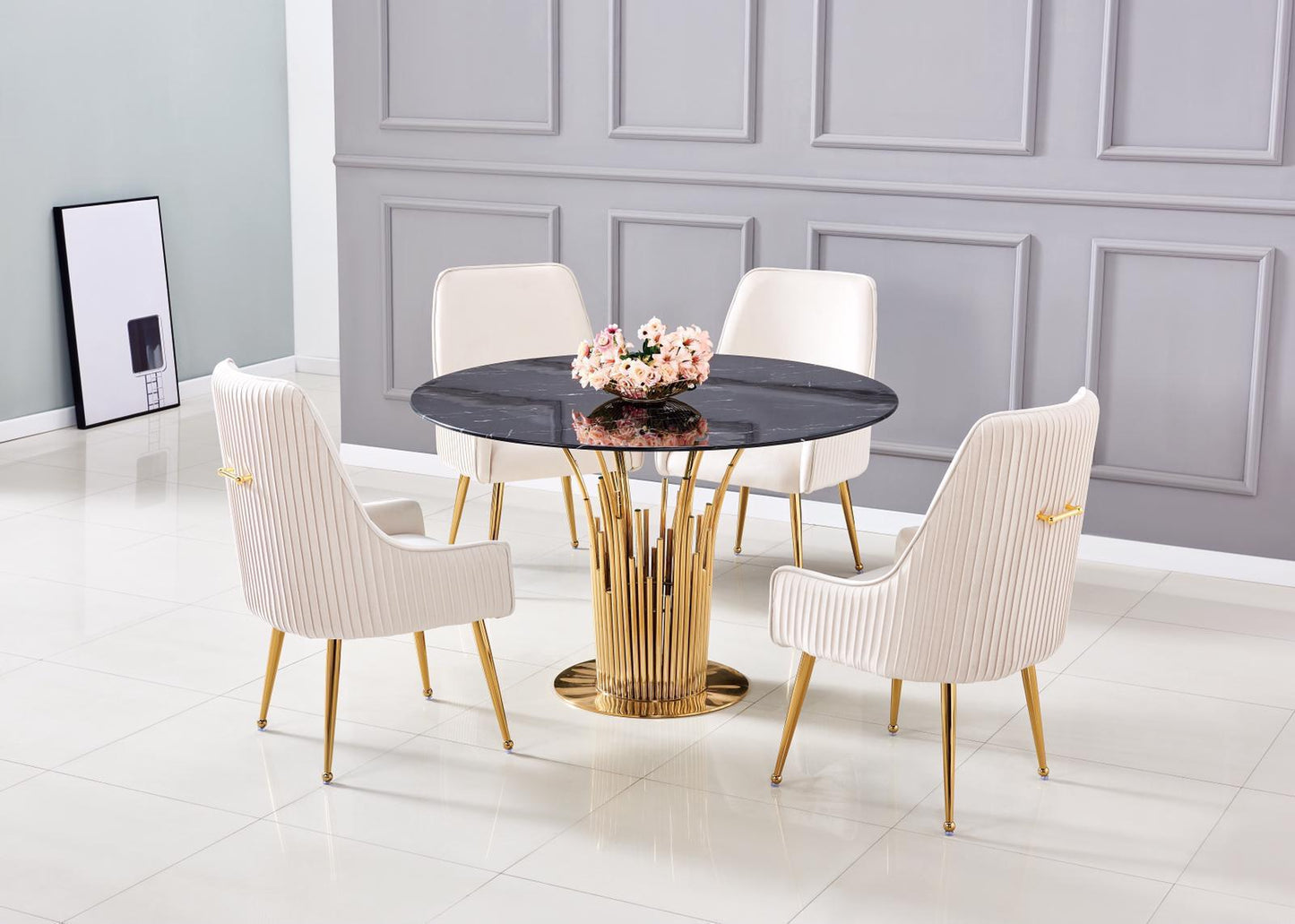 Ensemble table à manger ronde effet marbre noir et chaises en velours blanc - Élégance dorée