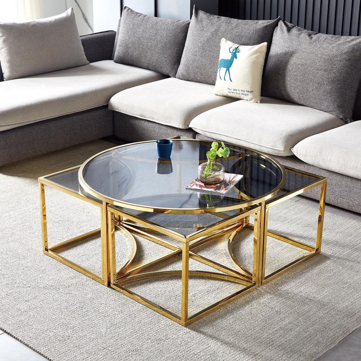 Table basse carrée en verre fumé avec structure dorée et tables gigognes