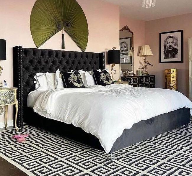 Lit King Size en velours noir capitonné – Élégance et confort