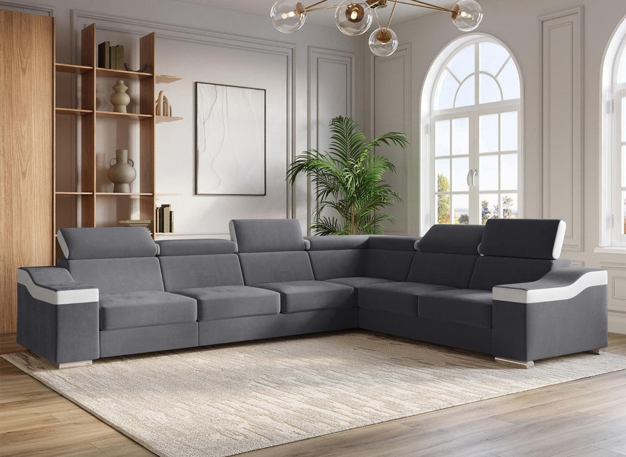 Canapé d'angle TERNES en velours gris anthracite à têtières réglables et accoudoirs soulignés de blanc, dans un salon à fenêtres cintrées