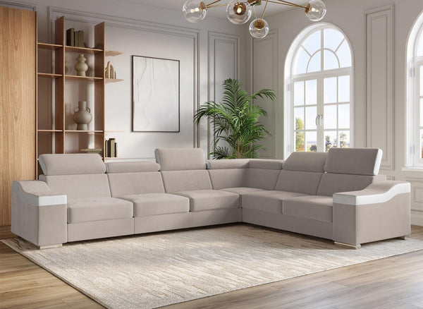 Canapé d'angle TROCADÉRO en velours beige grège à têtières réglables et accoudoirs galbés soulignés de blanc, dans un salon à moulures et fenêtres cintrées